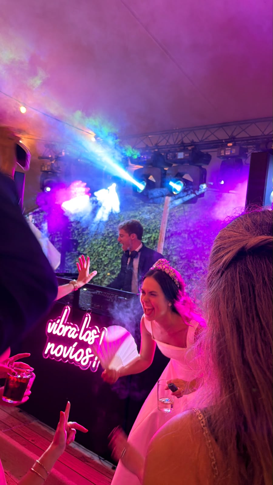 Vibra Los Novios · primer baile con confeti dorado
